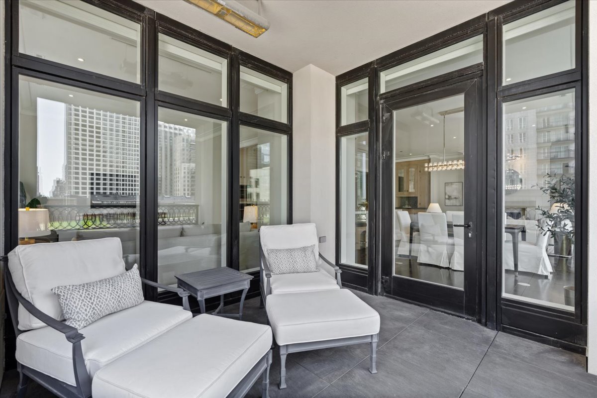 9 W Walton Street Unit: 702
