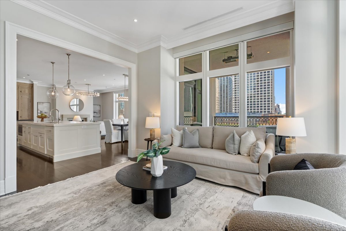 9 W Walton Street Unit: 702