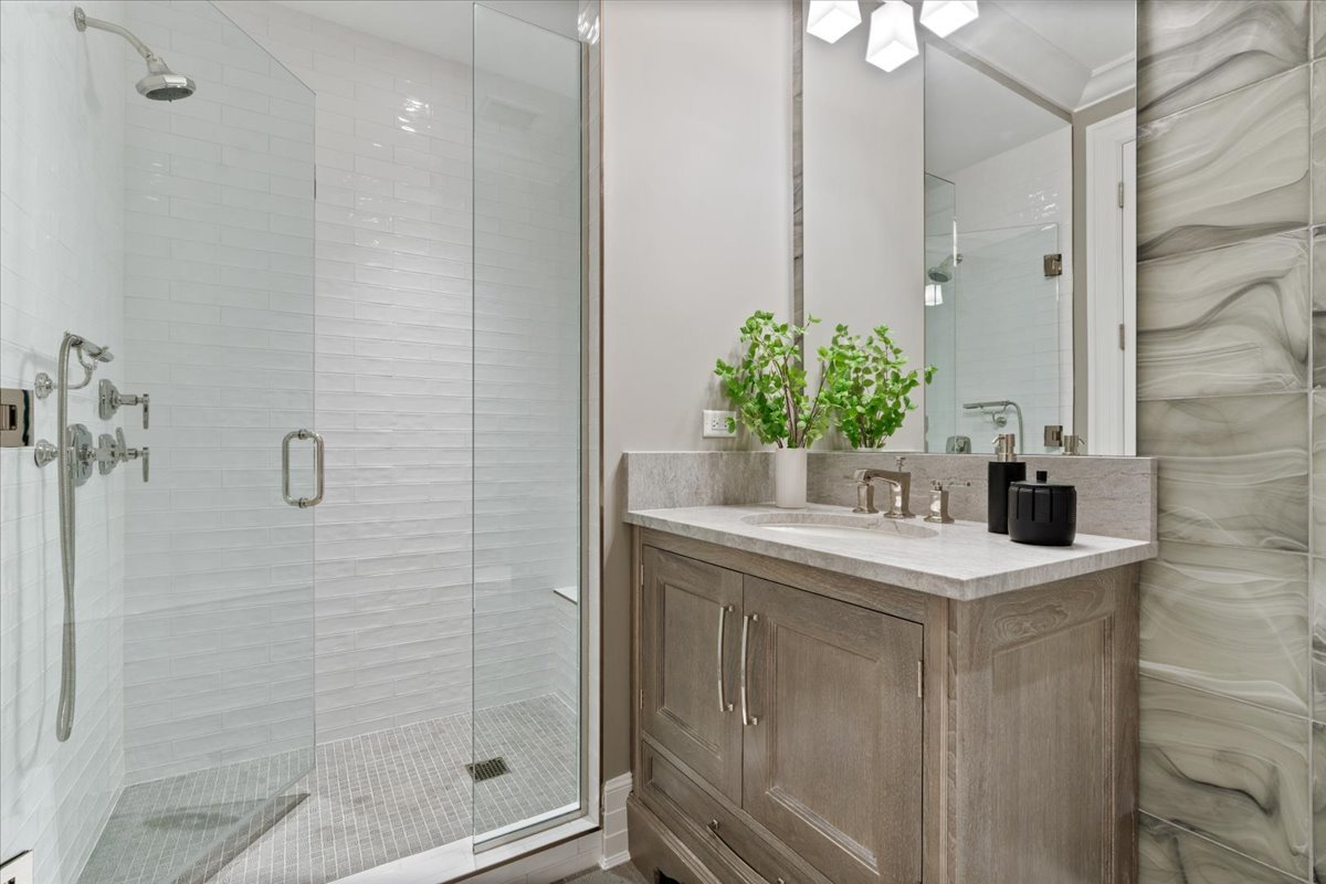 9 W Walton Street Unit: 702