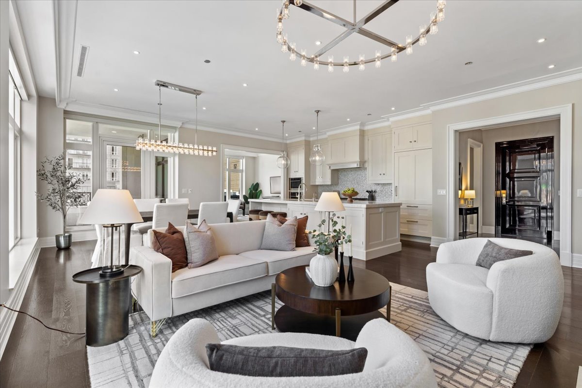 9 W Walton Street Unit: 702