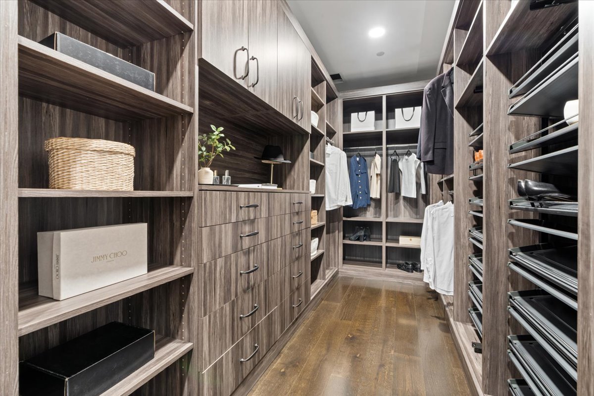 9 W Walton Street Unit: 702