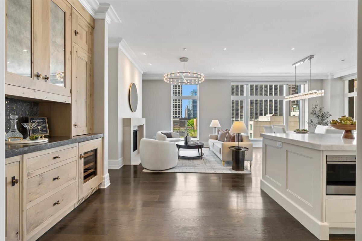 9 W Walton Street Unit: 702