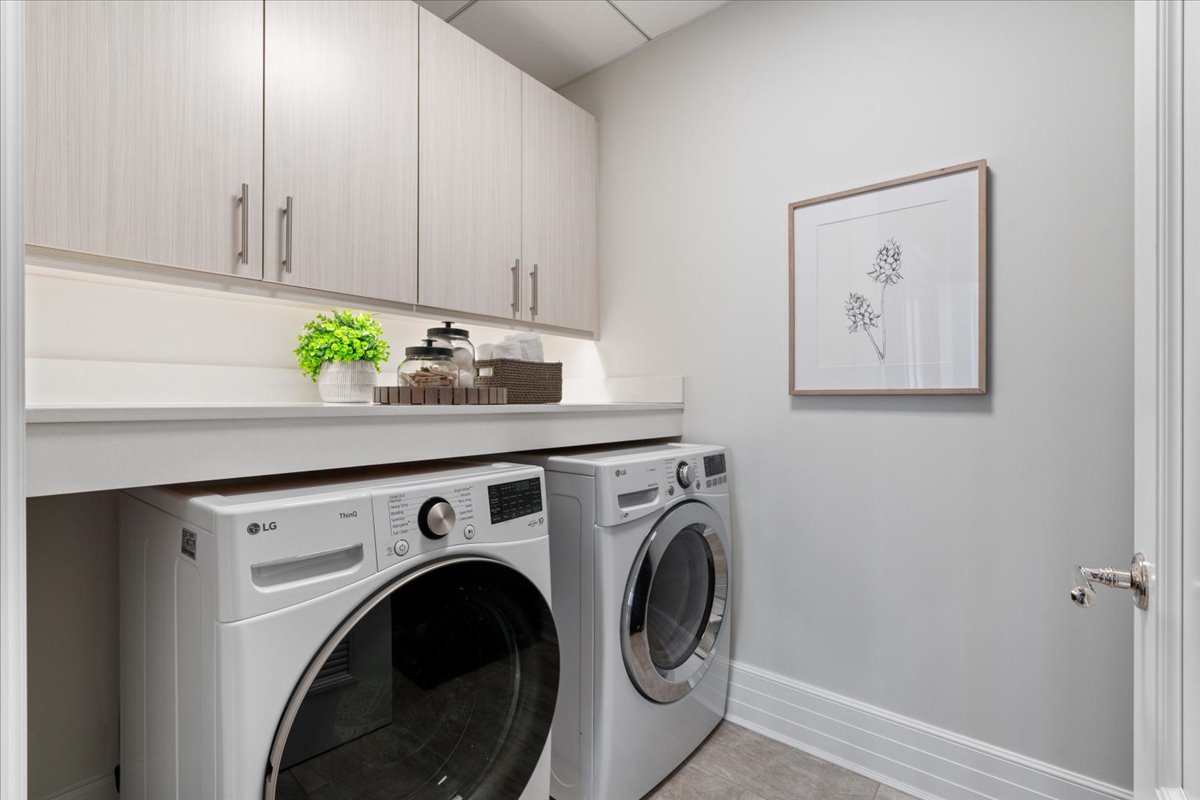 9 W Walton Street Unit: 702