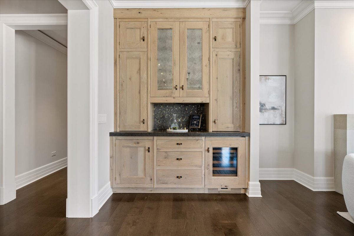 9 W Walton Street Unit: 702