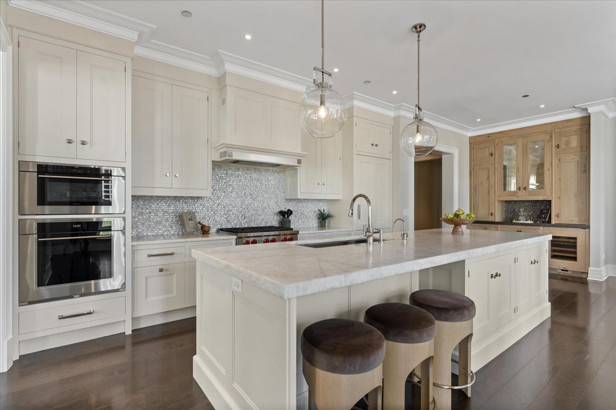 9 W Walton Street Unit: 702