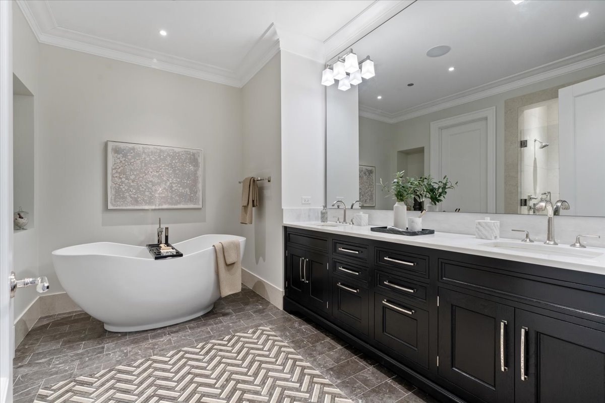 9 W Walton Street Unit: 702