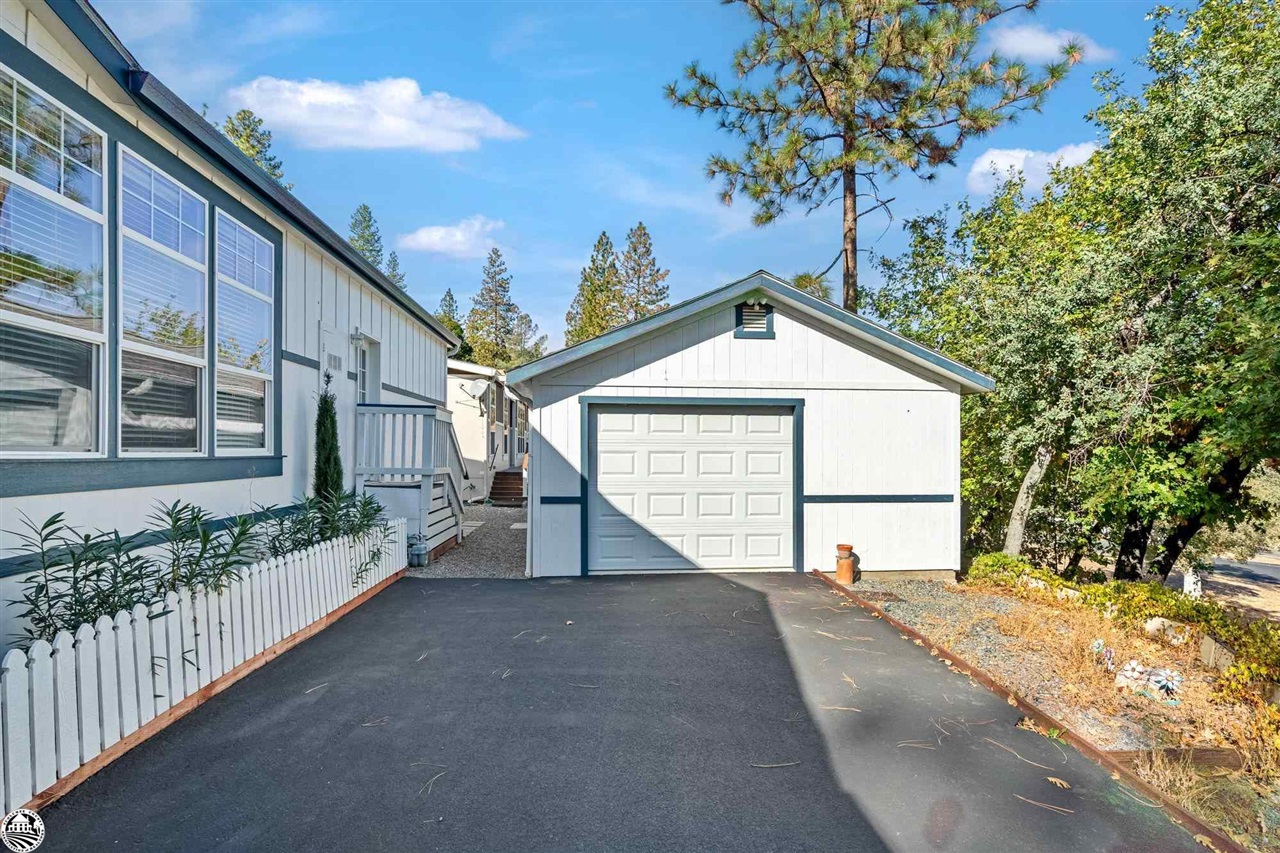 22622 Whispering Pines