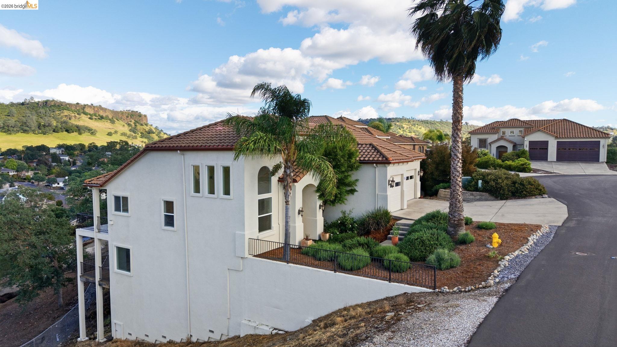 32 Apollo Ln