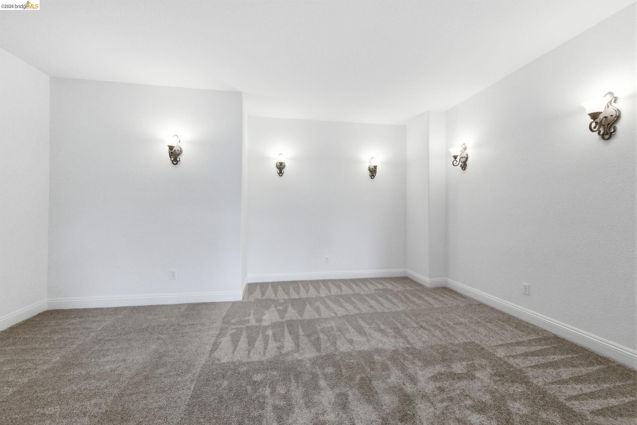 32 Apollo Ln