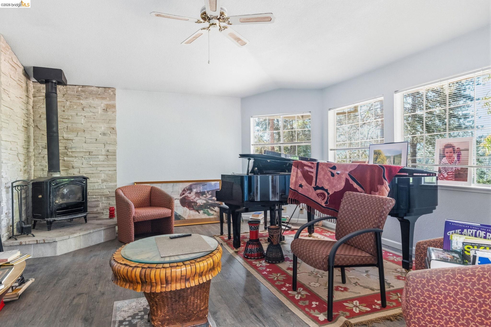 12033 Hillhurst Cir