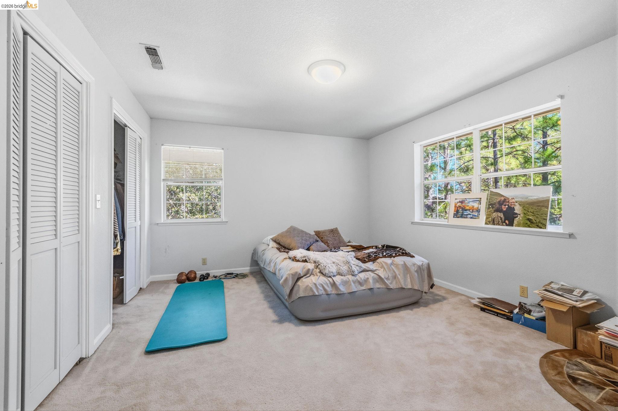 12033 Hillhurst Cir