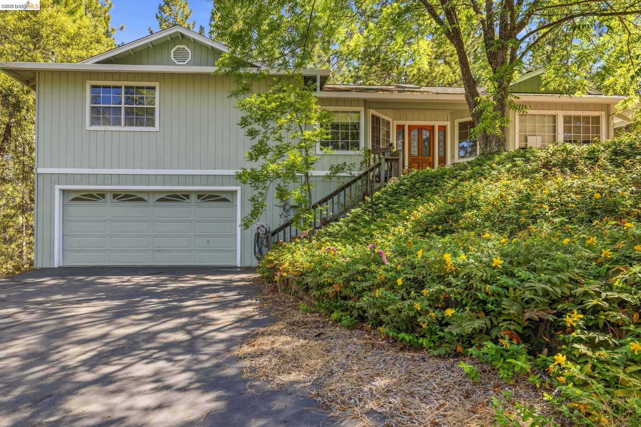 12033 Hillhurst Cir