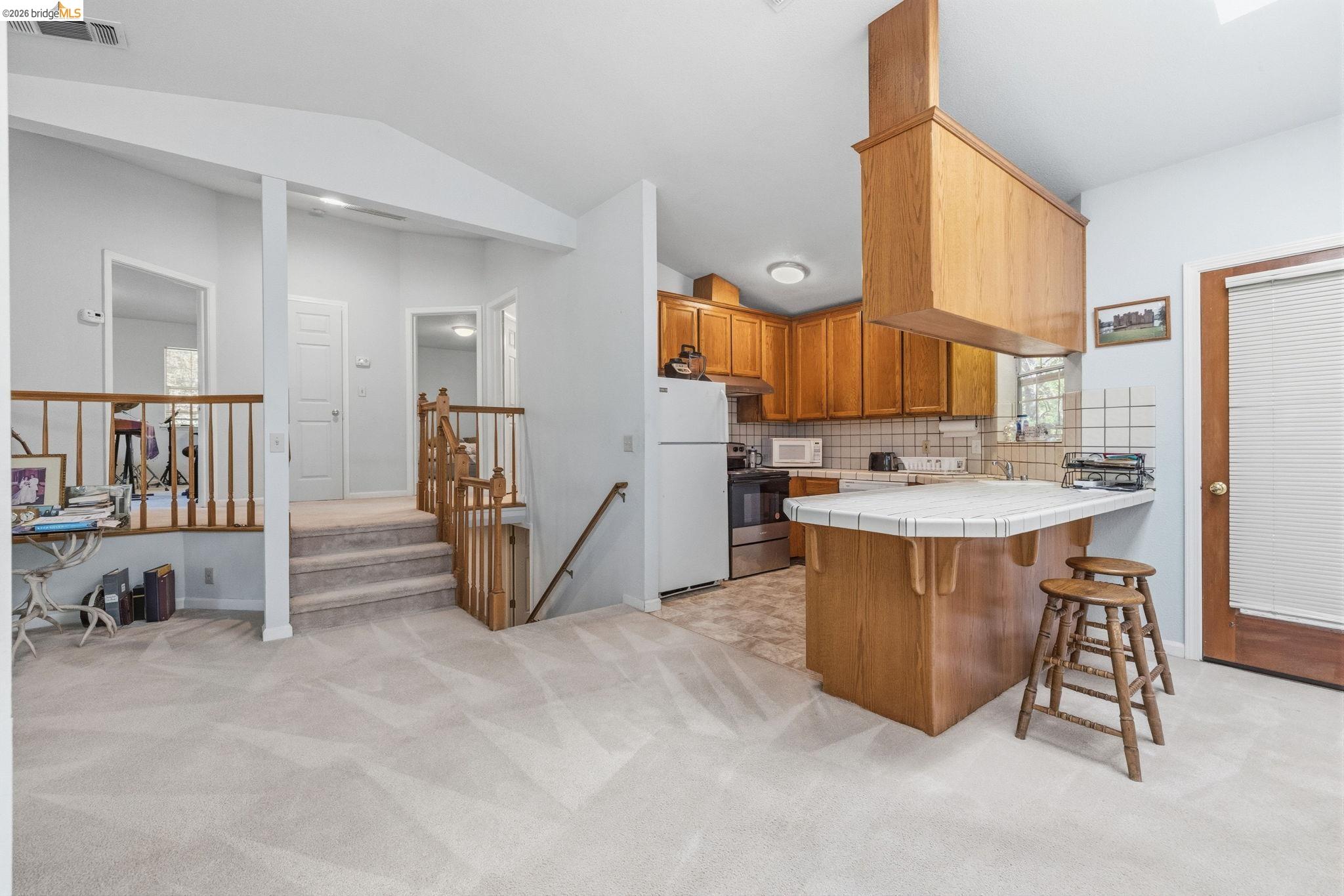 12033 Hillhurst Cir