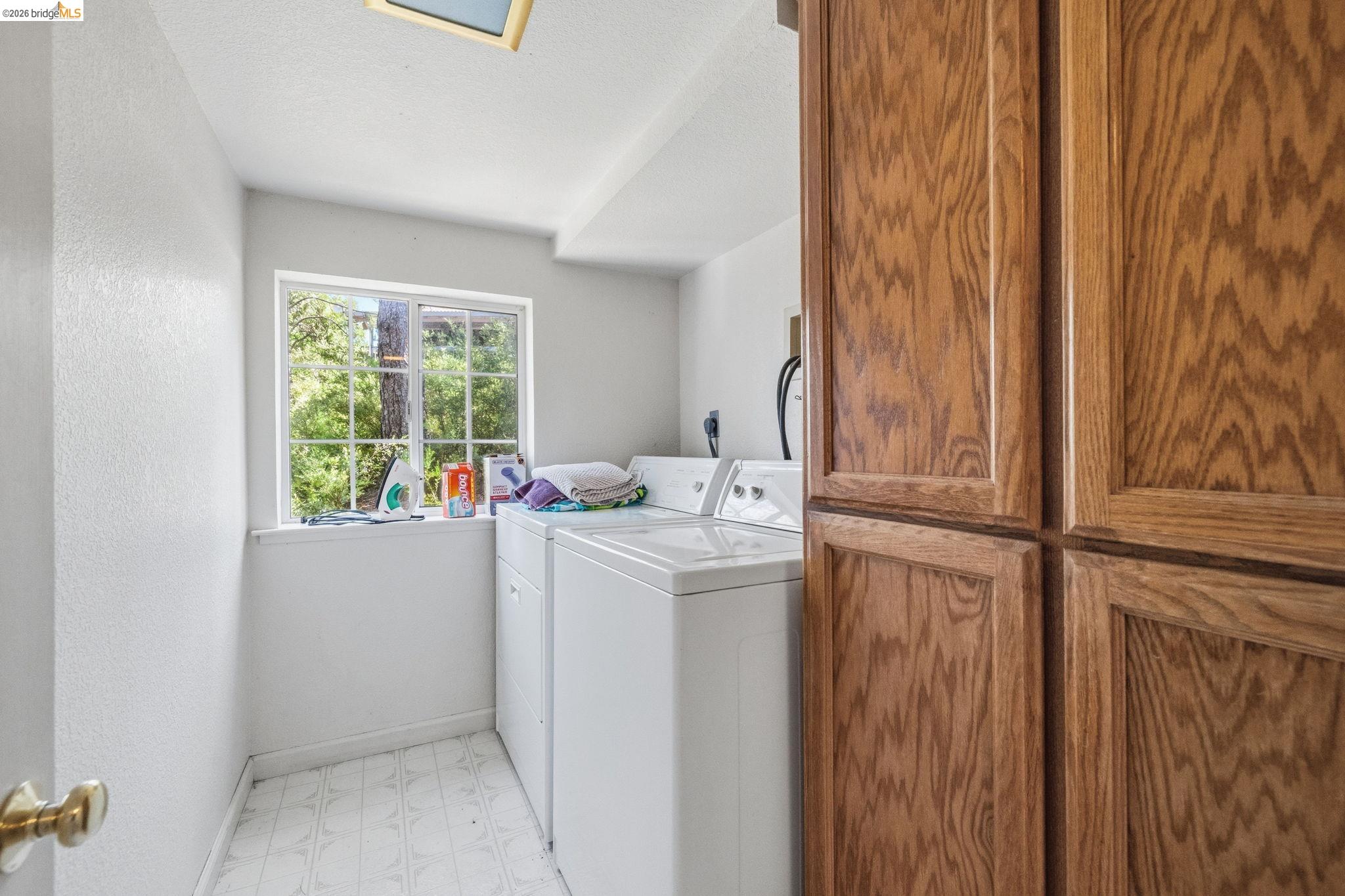 12033 Hillhurst Cir