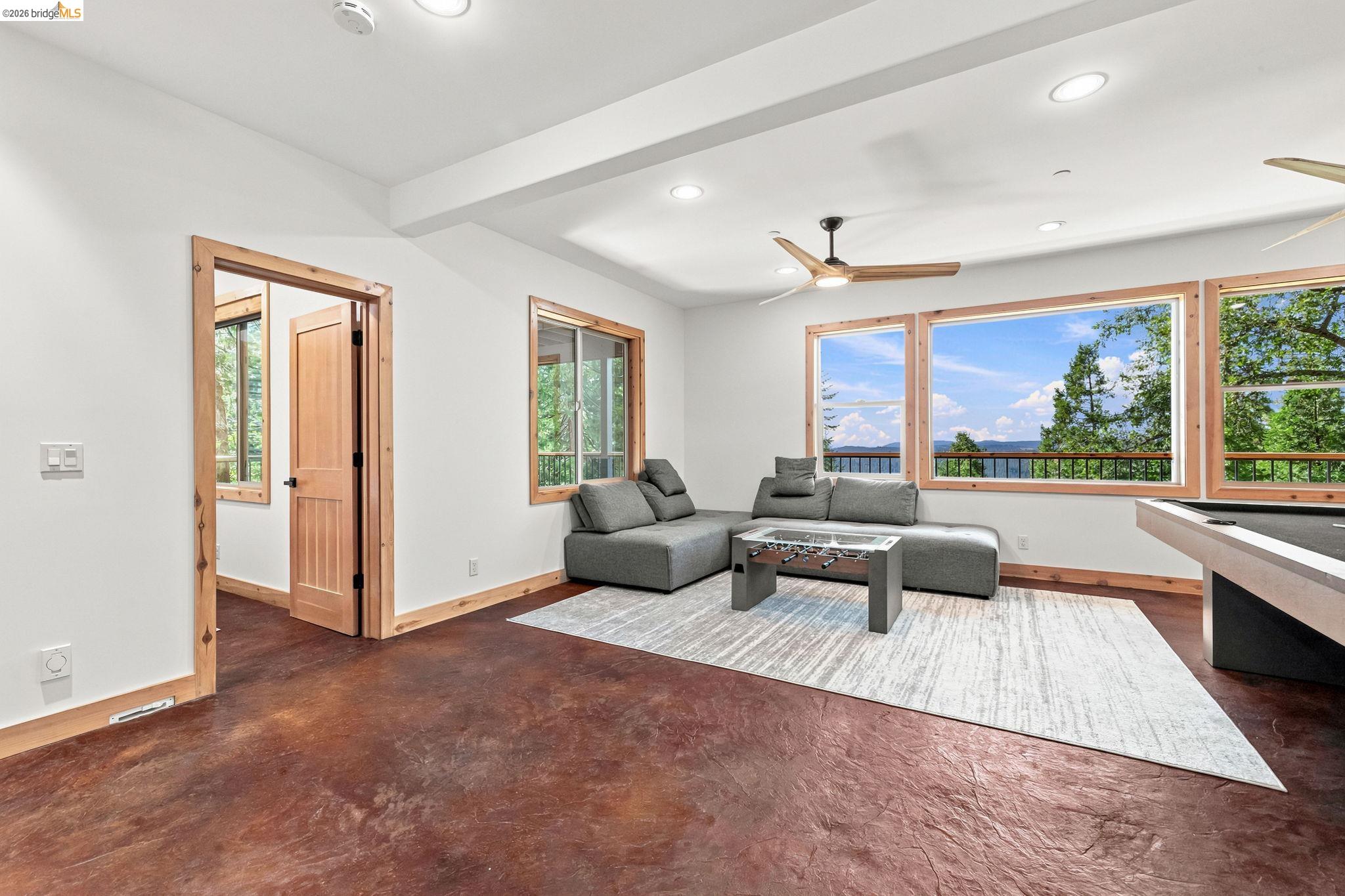 22062 Lakeview Dr