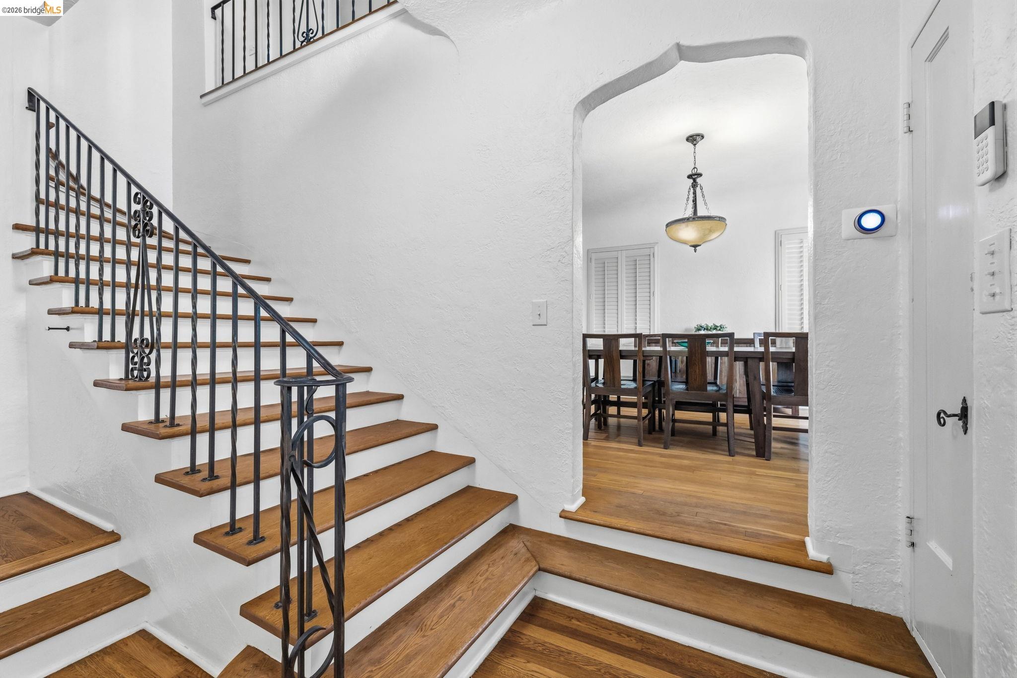 242 Hillcrest Dr