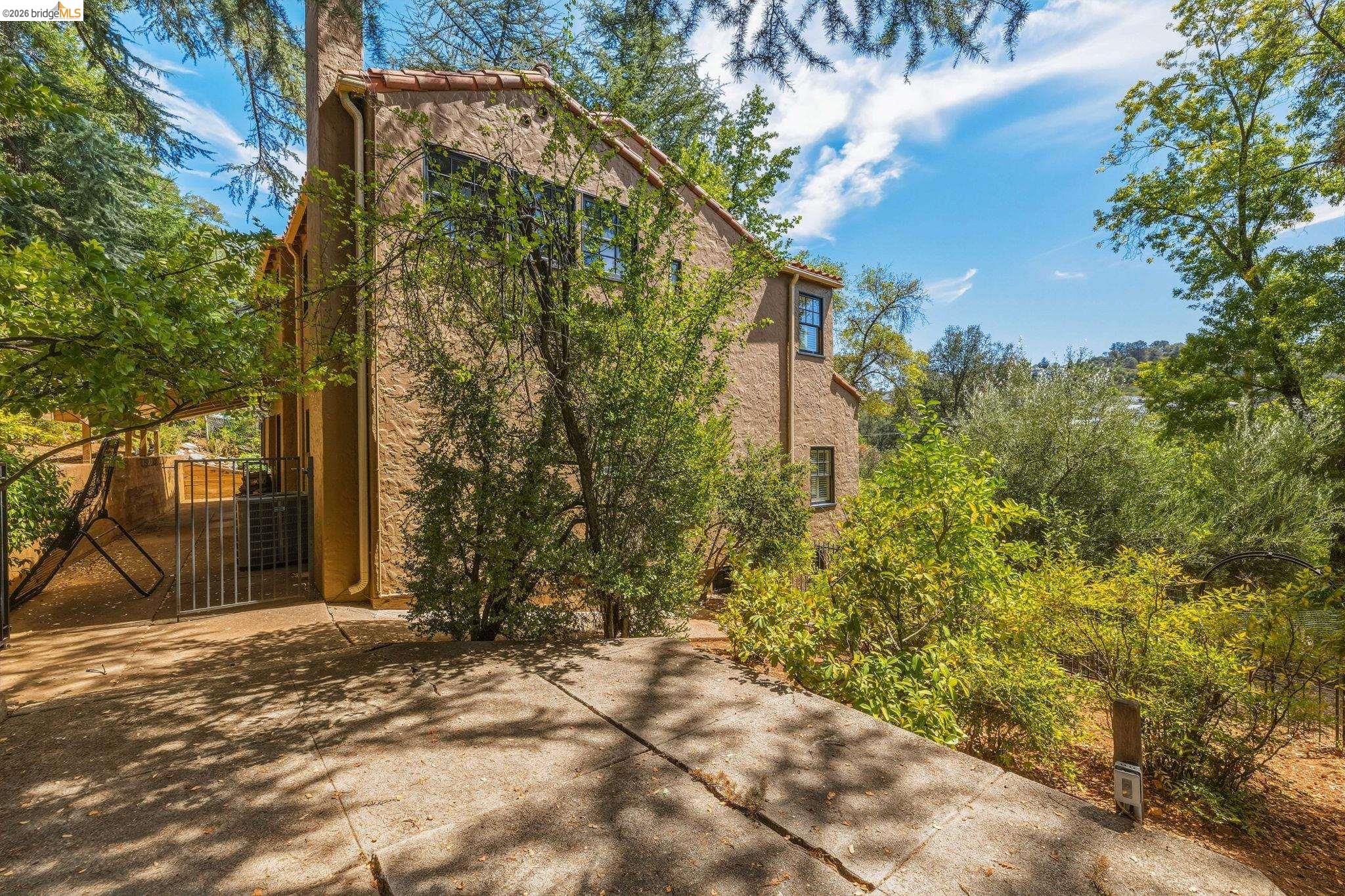 242 Hillcrest Dr