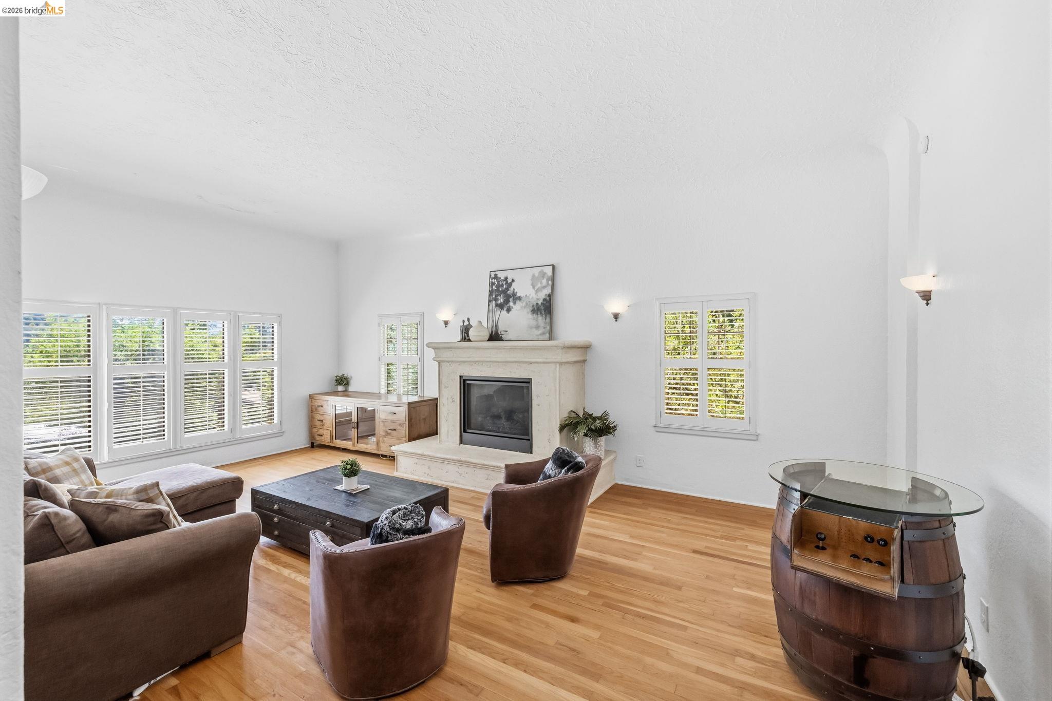242 Hillcrest Dr