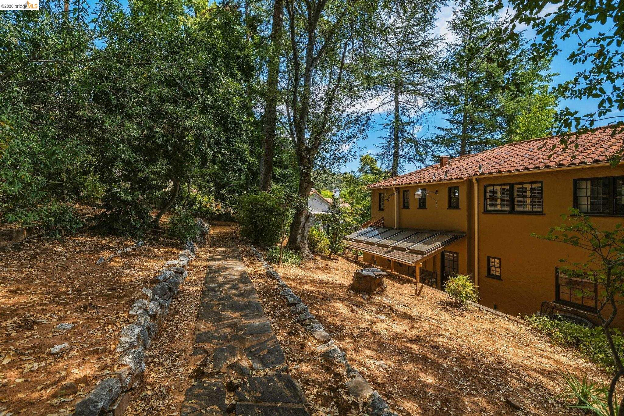 242 Hillcrest Dr