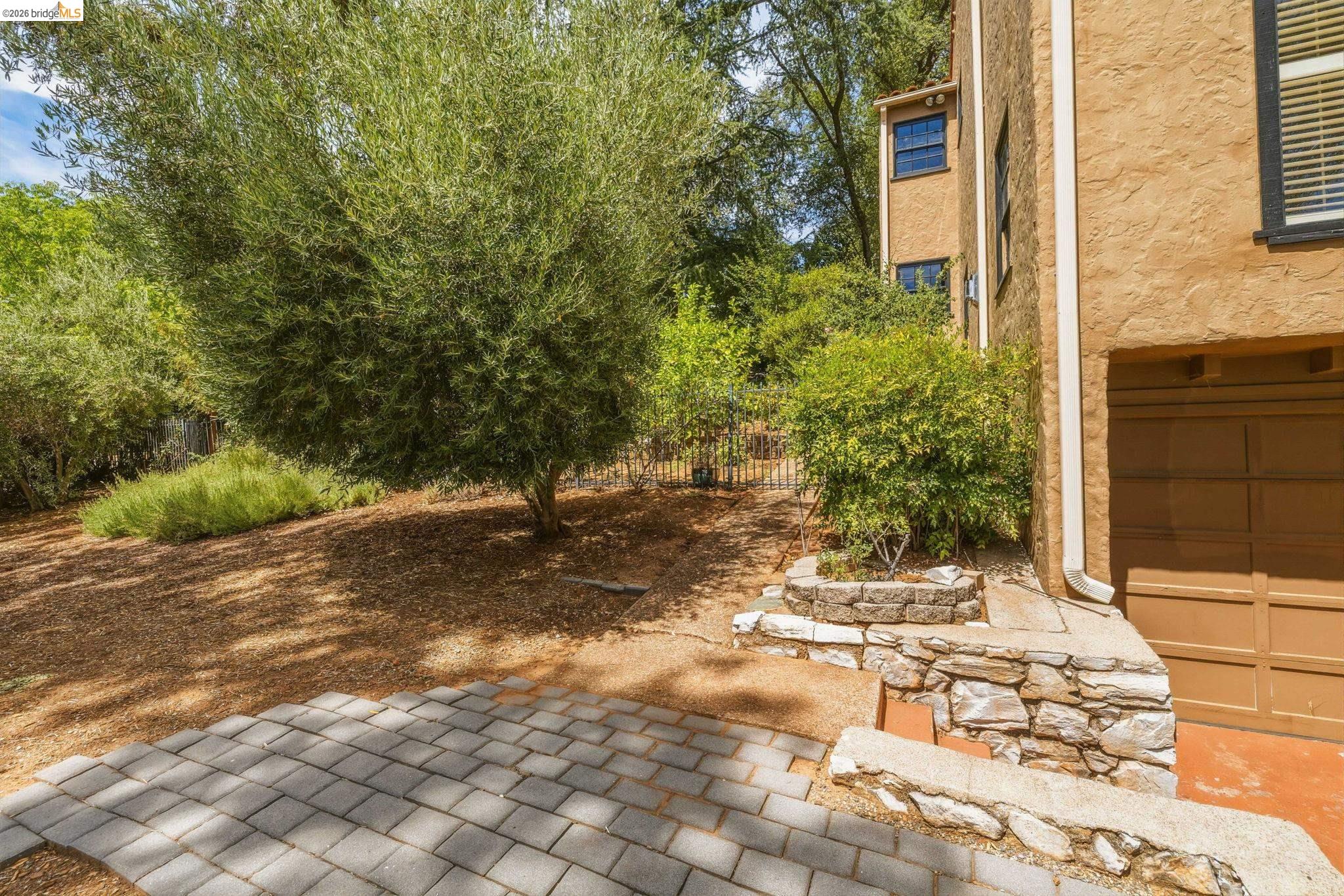 242 Hillcrest Dr