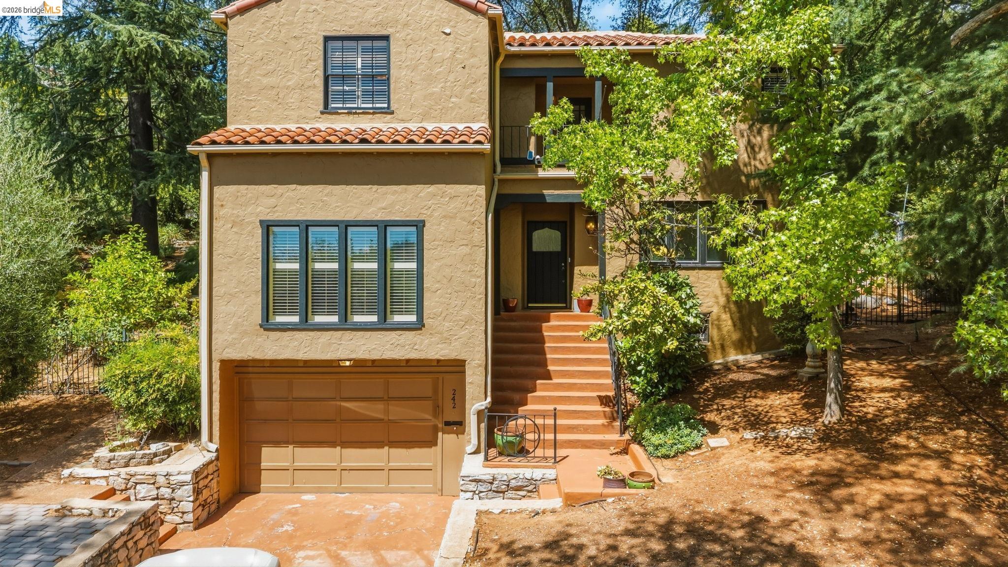 242 Hillcrest Dr