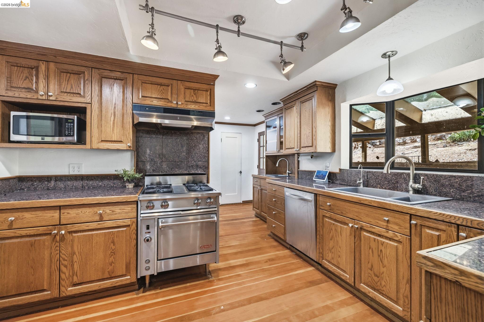 242 Hillcrest Dr