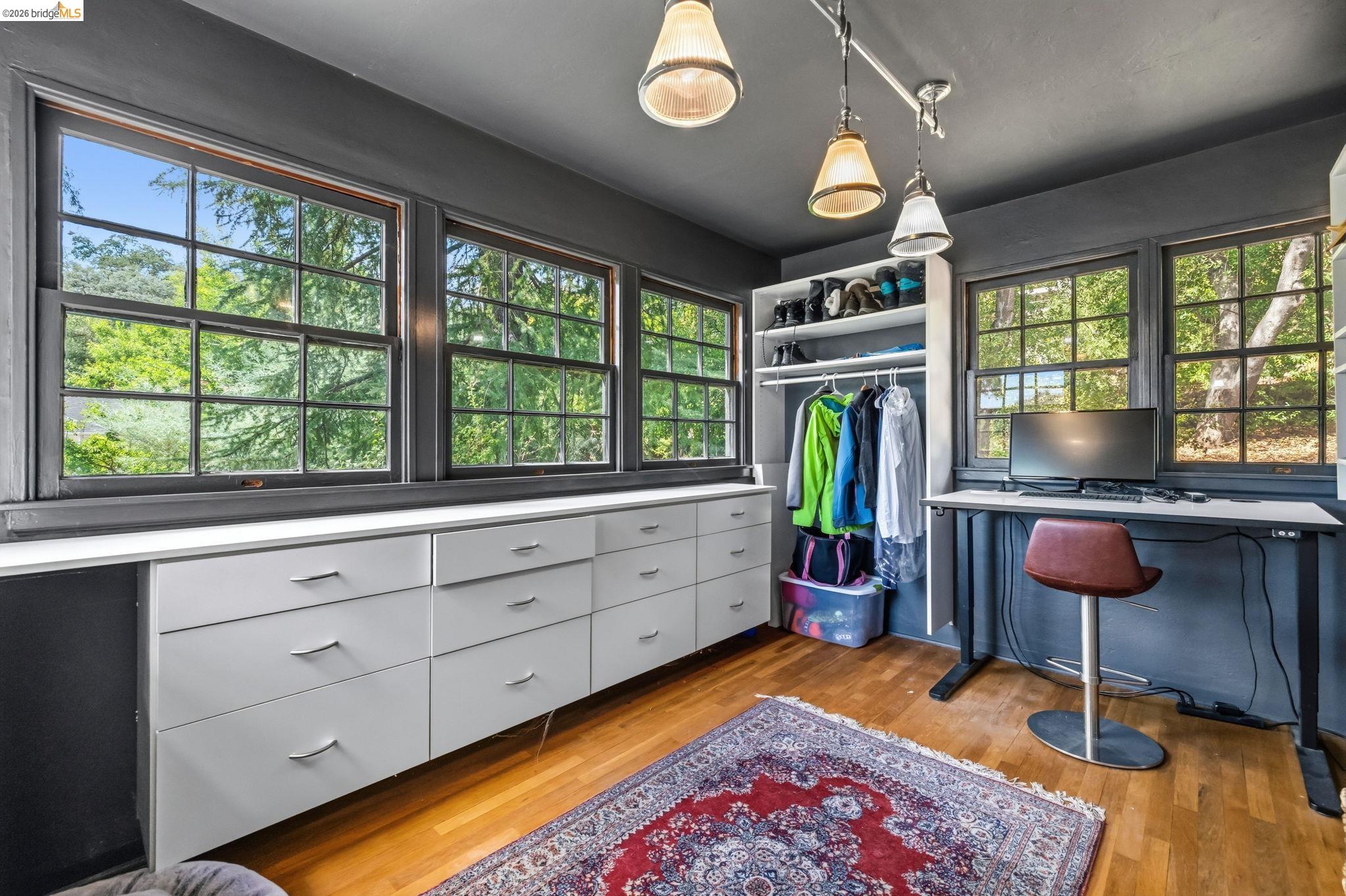 242 Hillcrest Dr