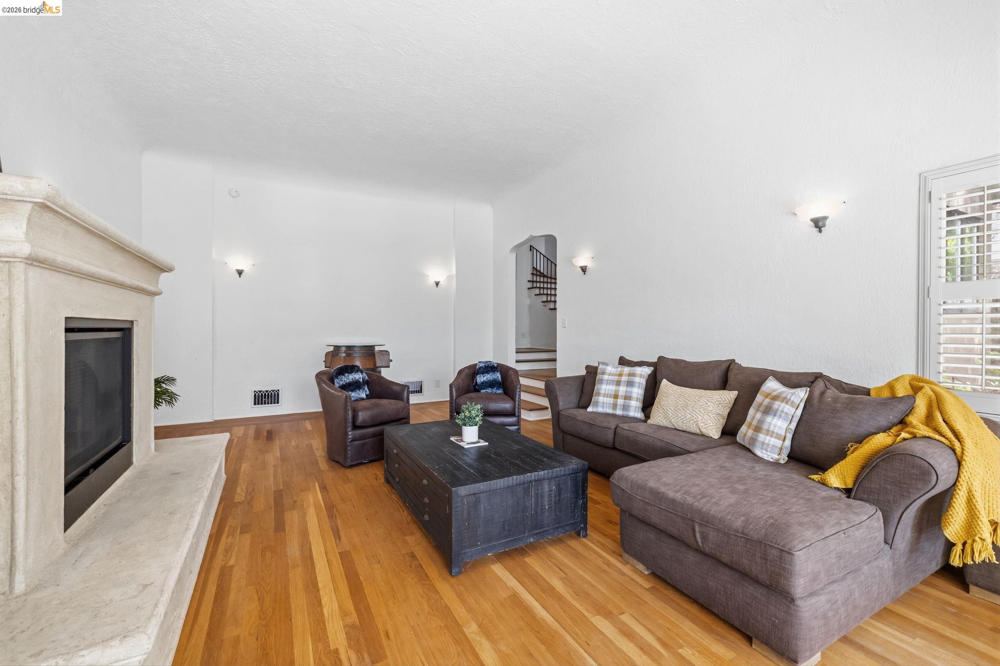 242 Hillcrest Dr