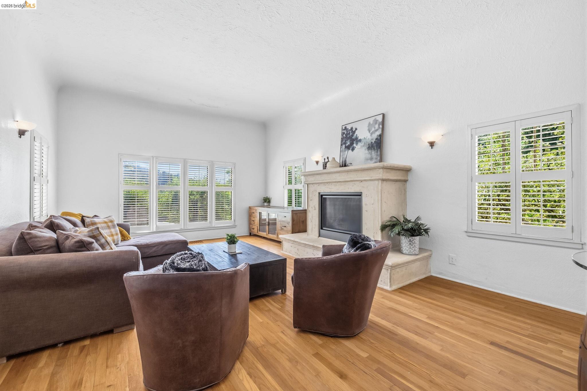 242 Hillcrest Dr