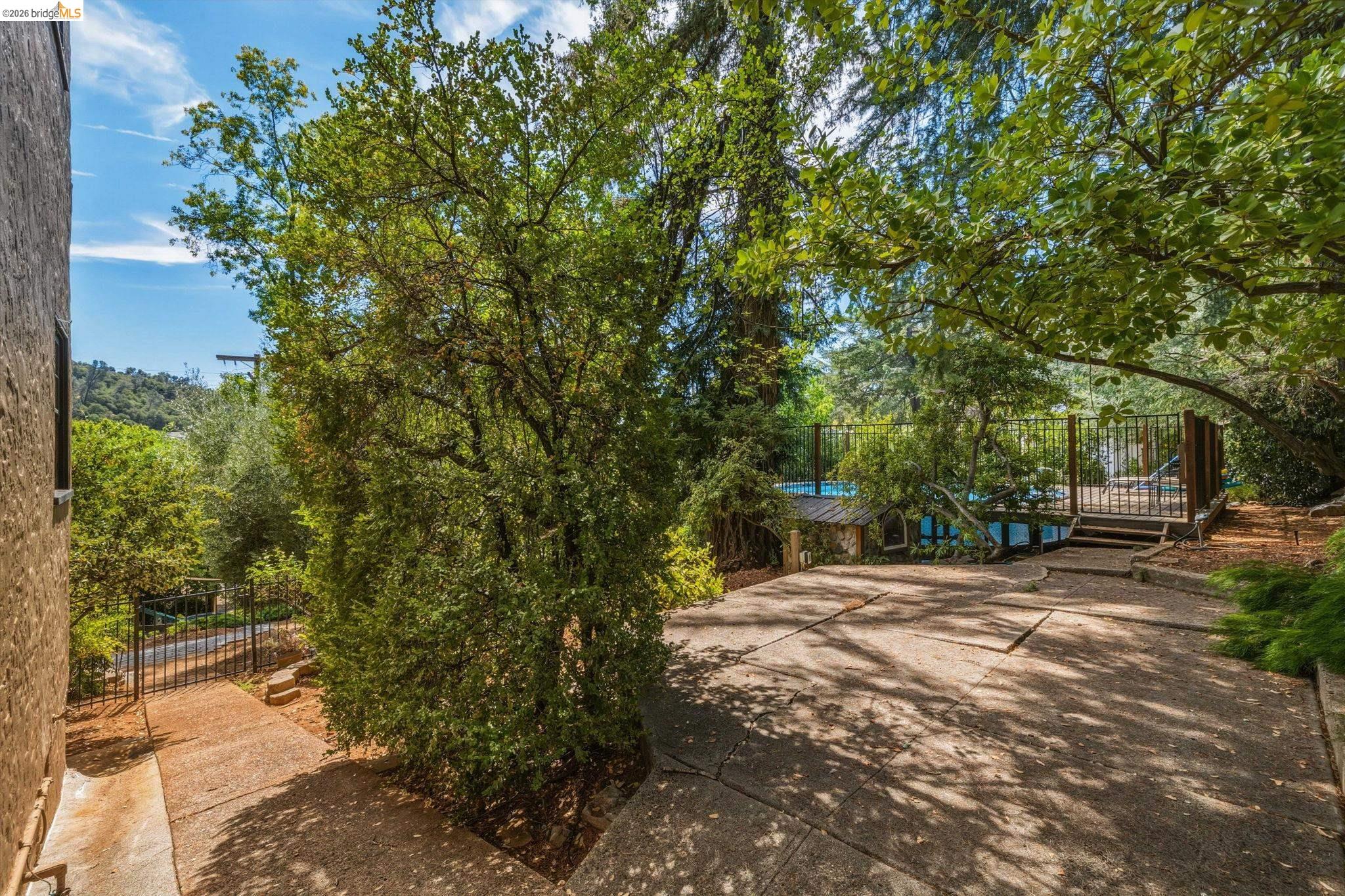 242 Hillcrest Dr