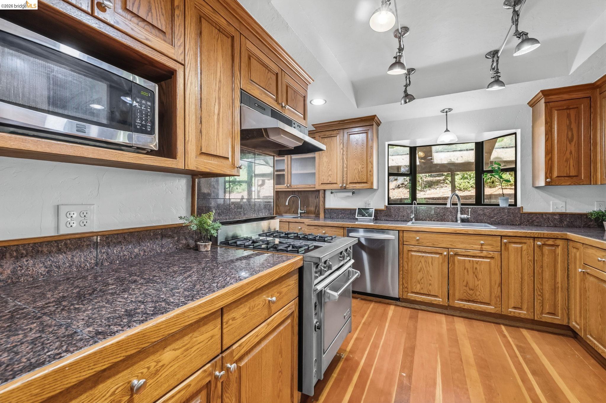 242 Hillcrest Dr