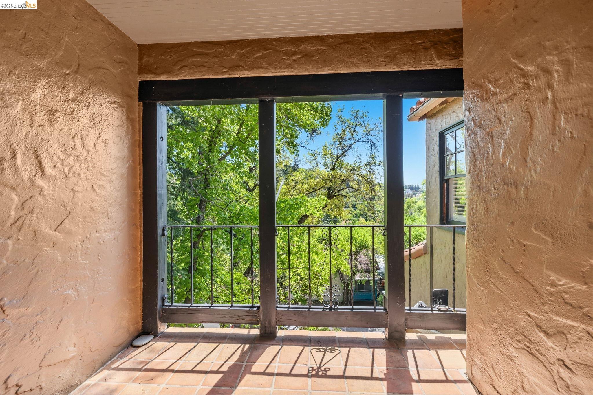 242 Hillcrest Dr