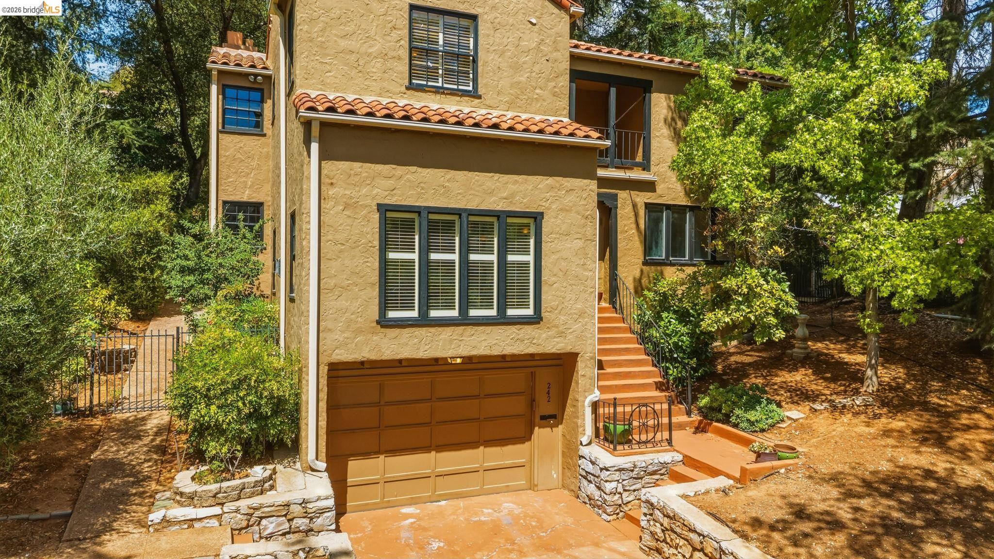 242 Hillcrest Dr