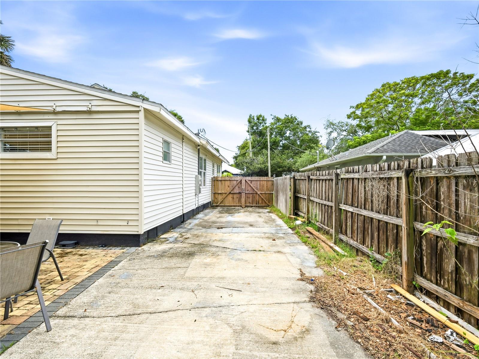 813 LIVE OAK ST