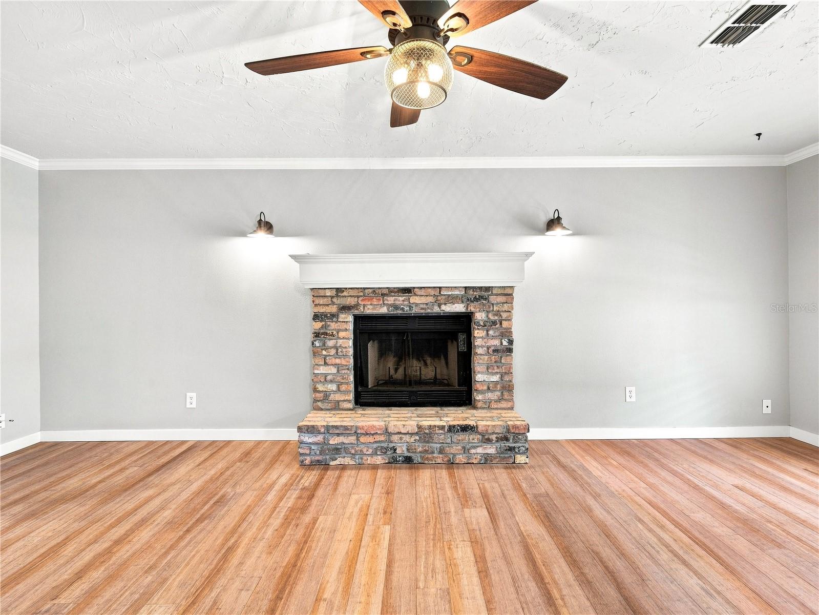 813 LIVE OAK ST