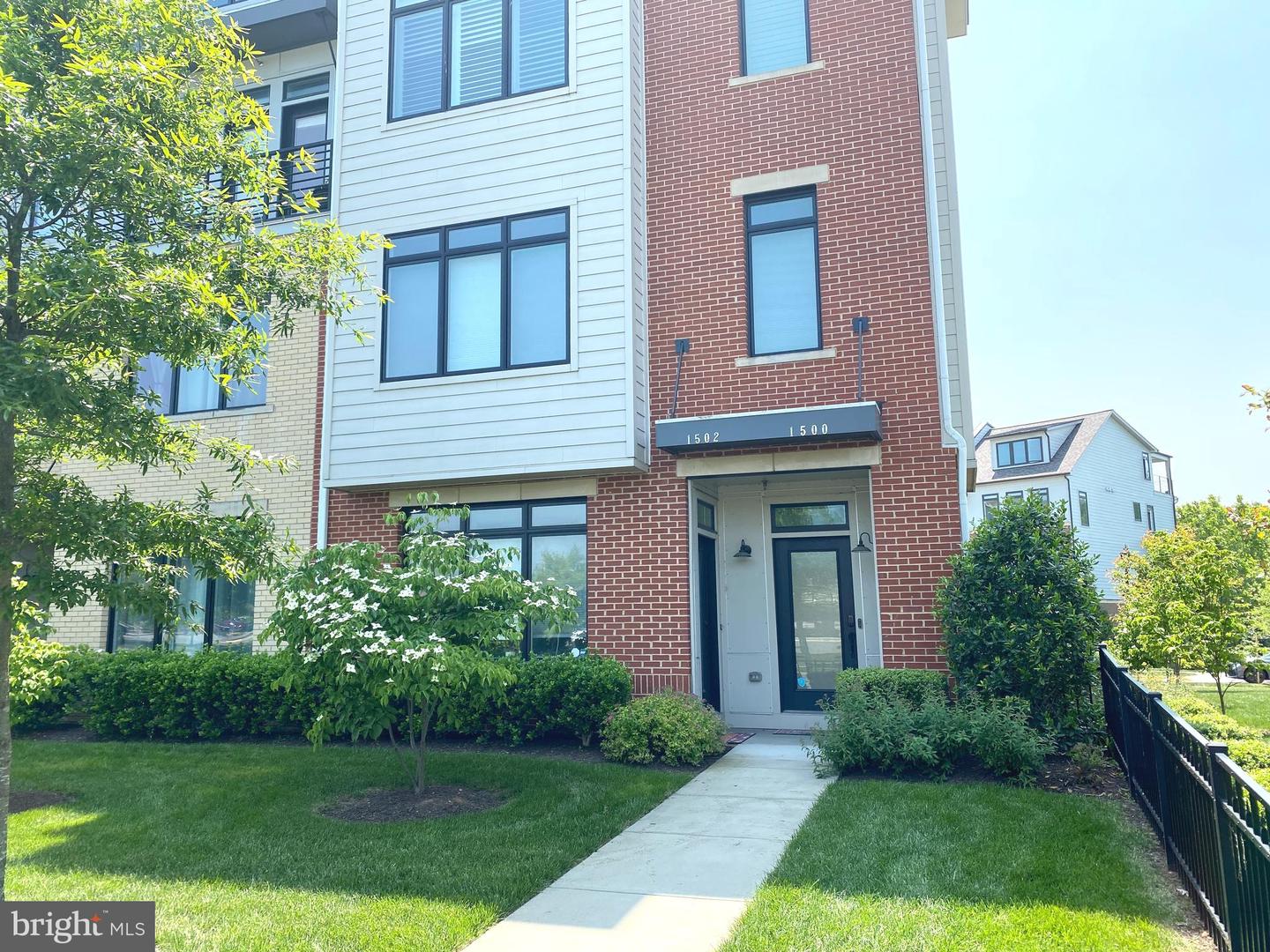 1502 Ribbon Limestone Ter SE