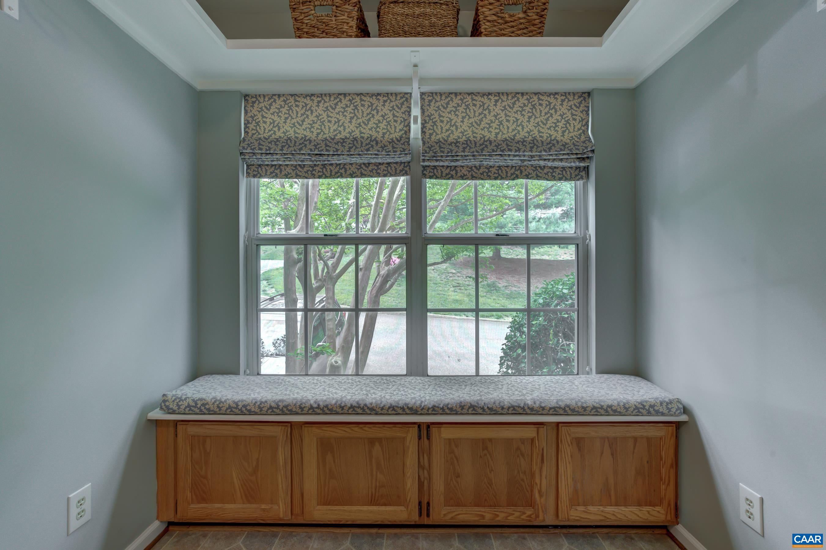 1247 MAPLE VIEW DR