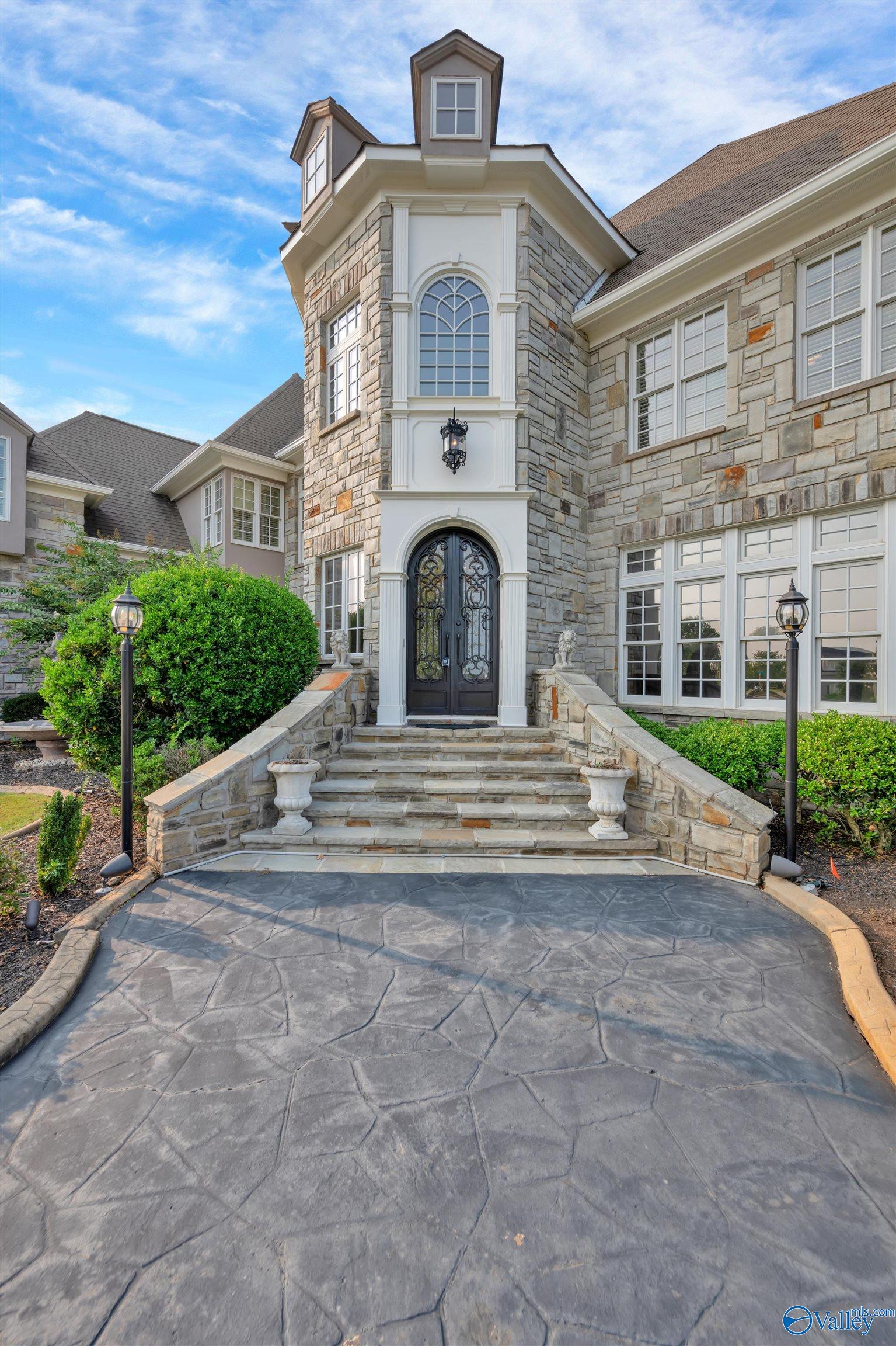 10 Lake Forest Blvd SW