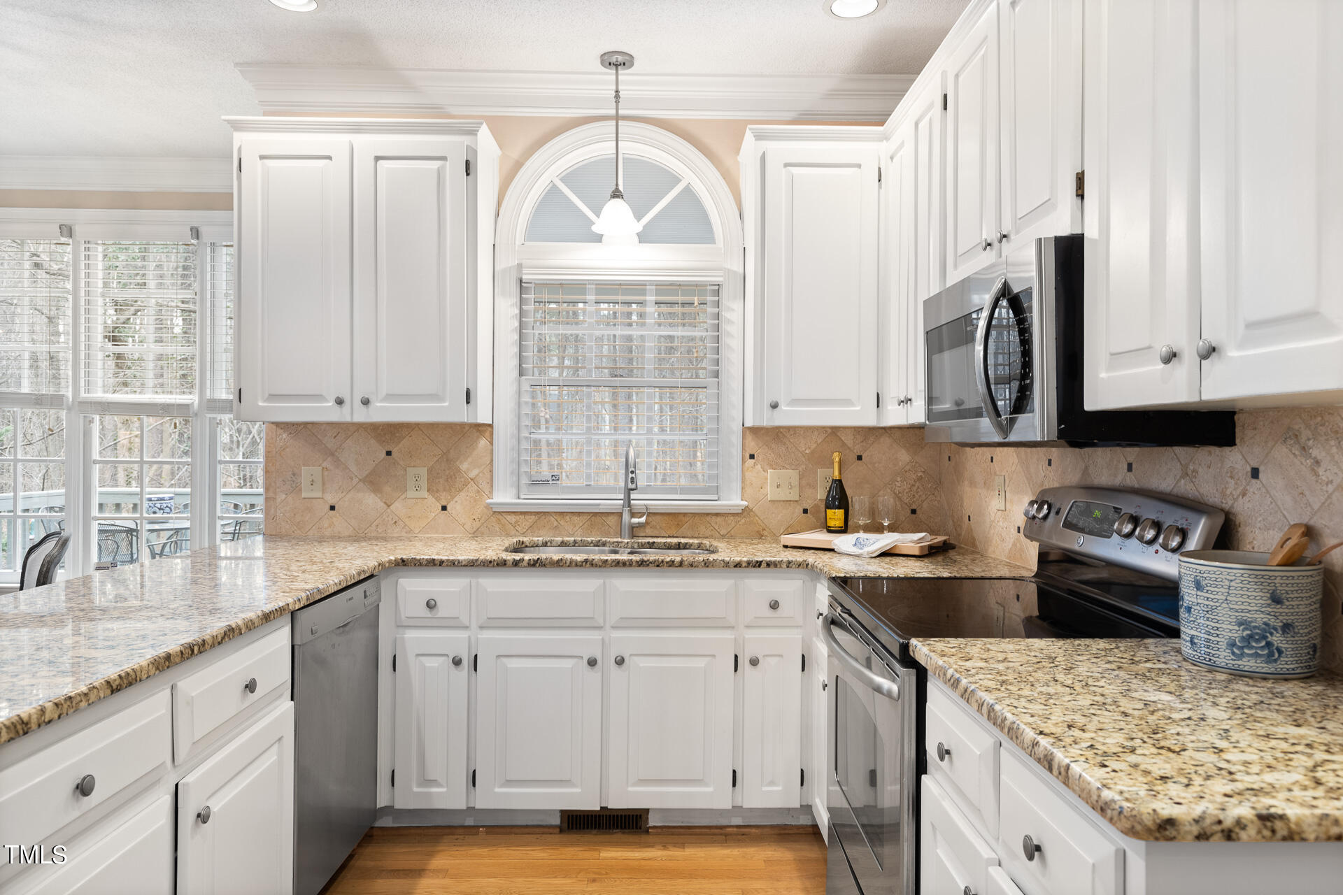 5504 N Hawthorne Way