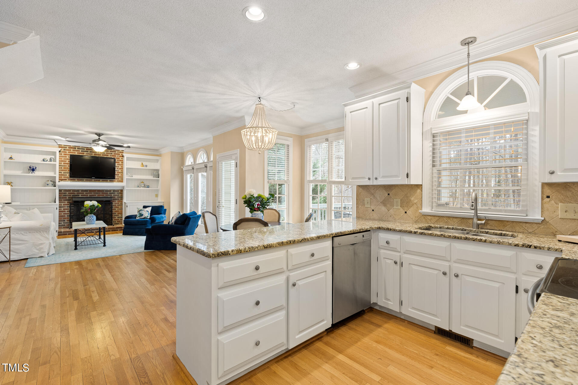 5504 N Hawthorne Way