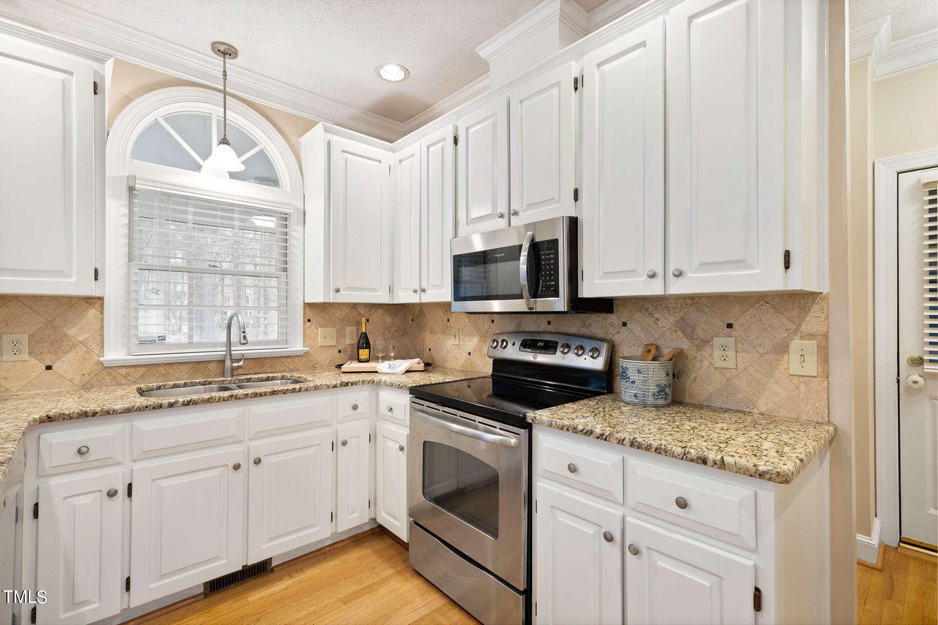 5504 N Hawthorne Way