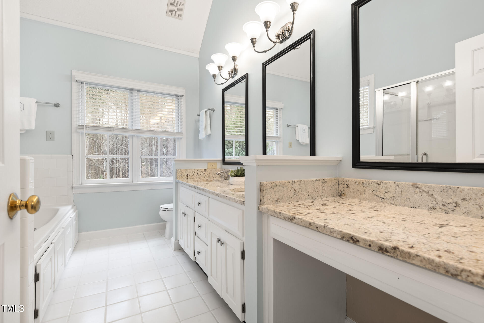 5504 N Hawthorne Way