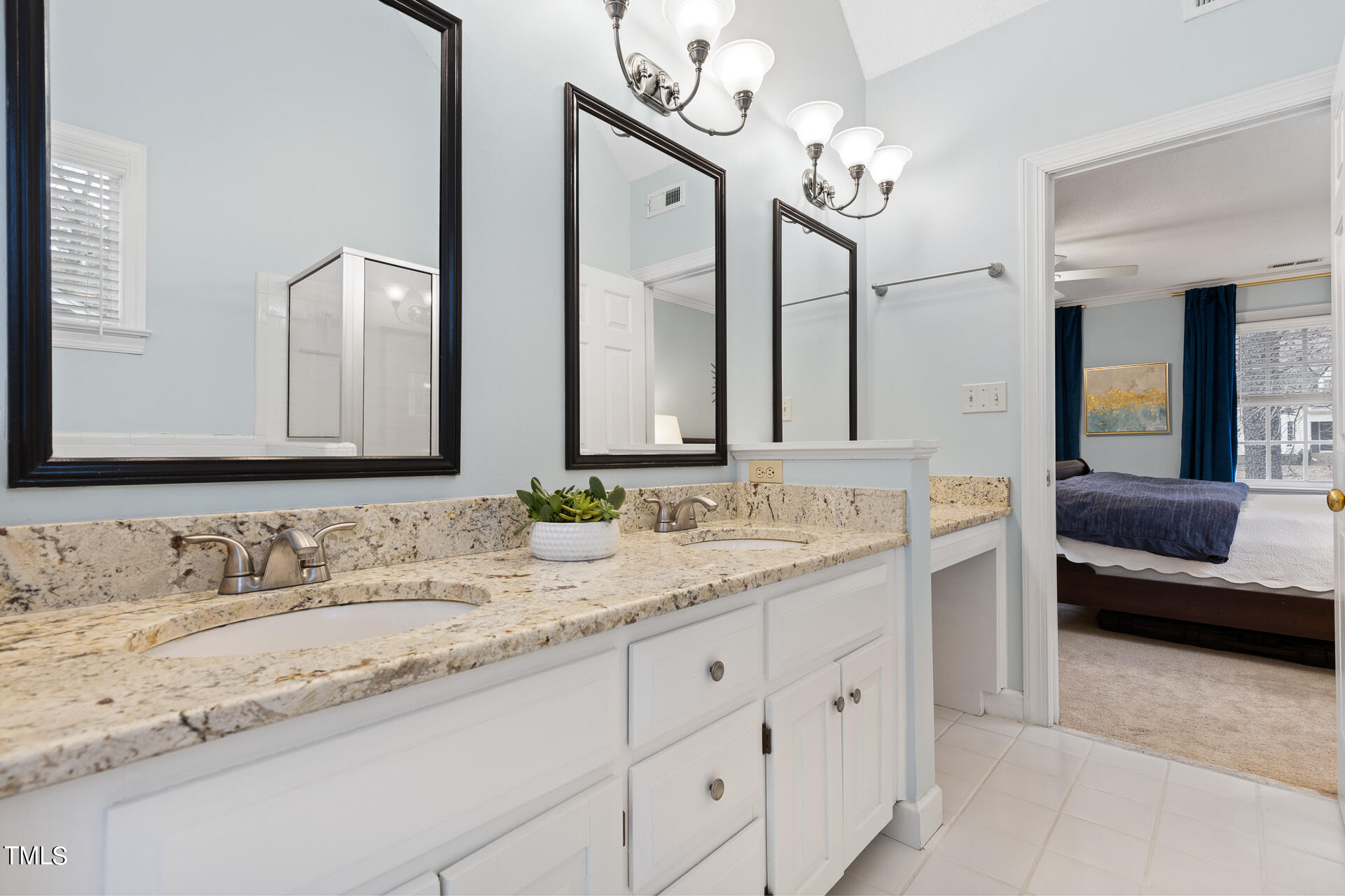 5504 N Hawthorne Way