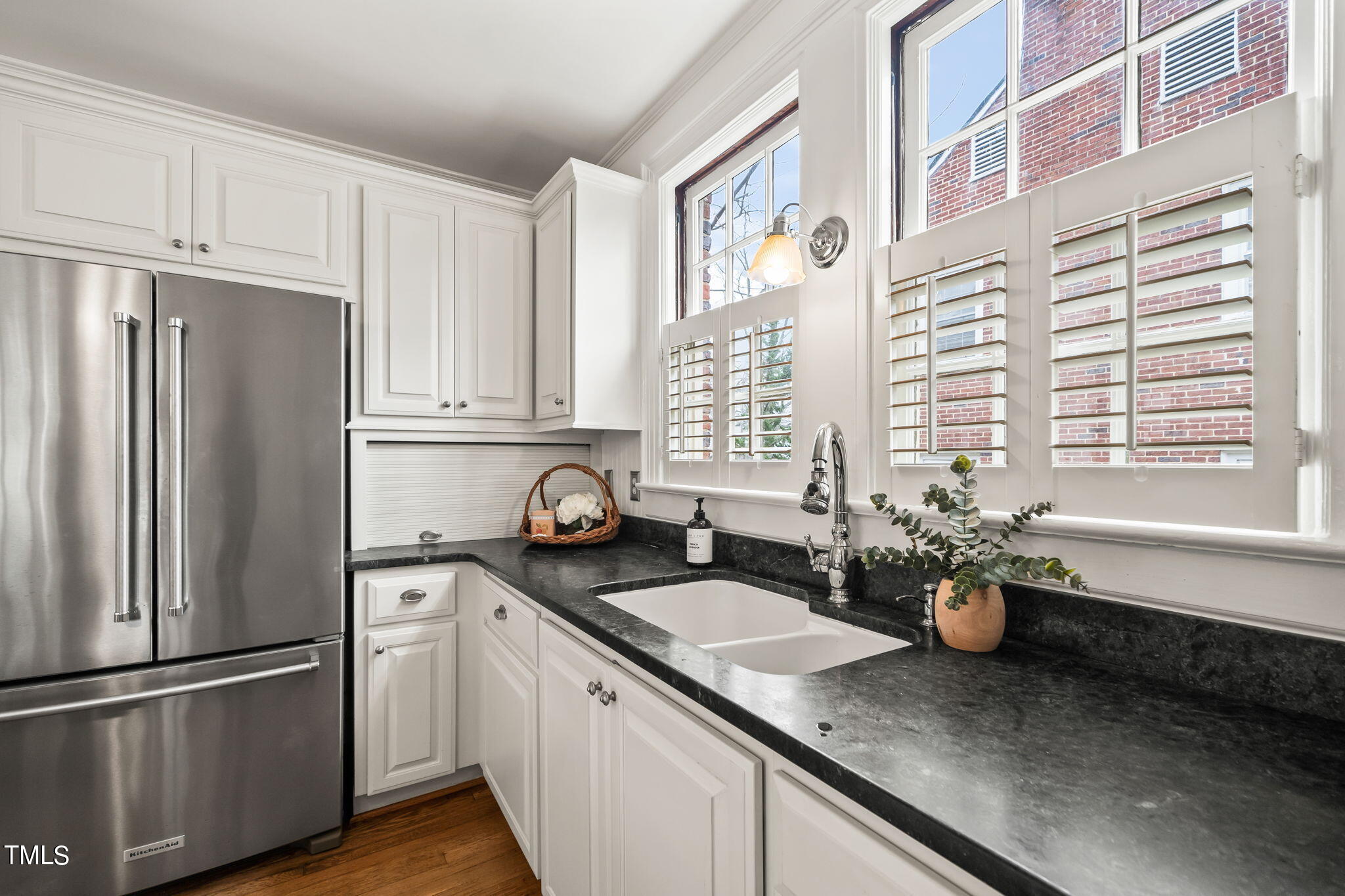 1017 W Markham Avenue