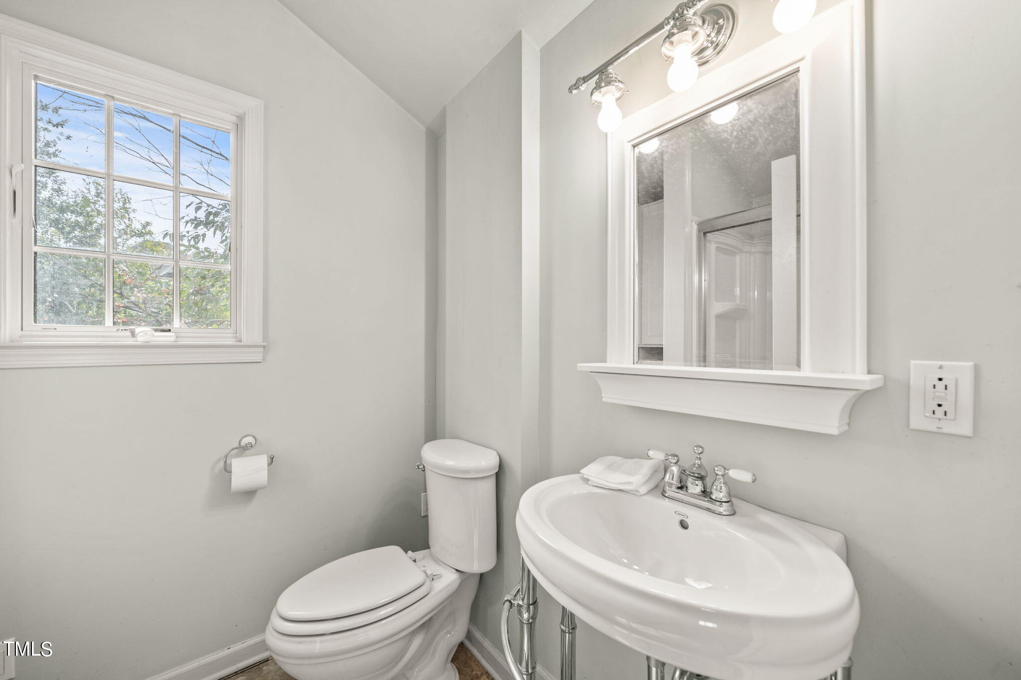 1017 W Markham Avenue