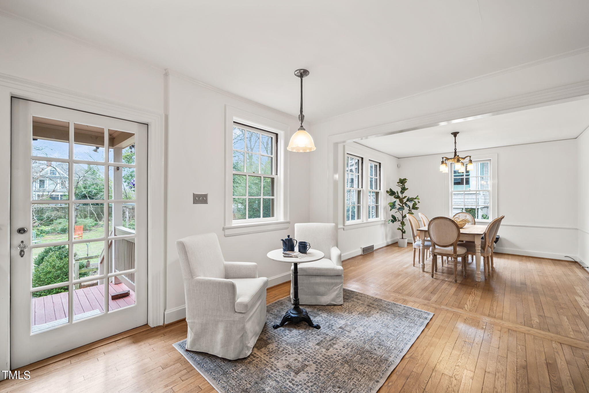 1017 W Markham Avenue