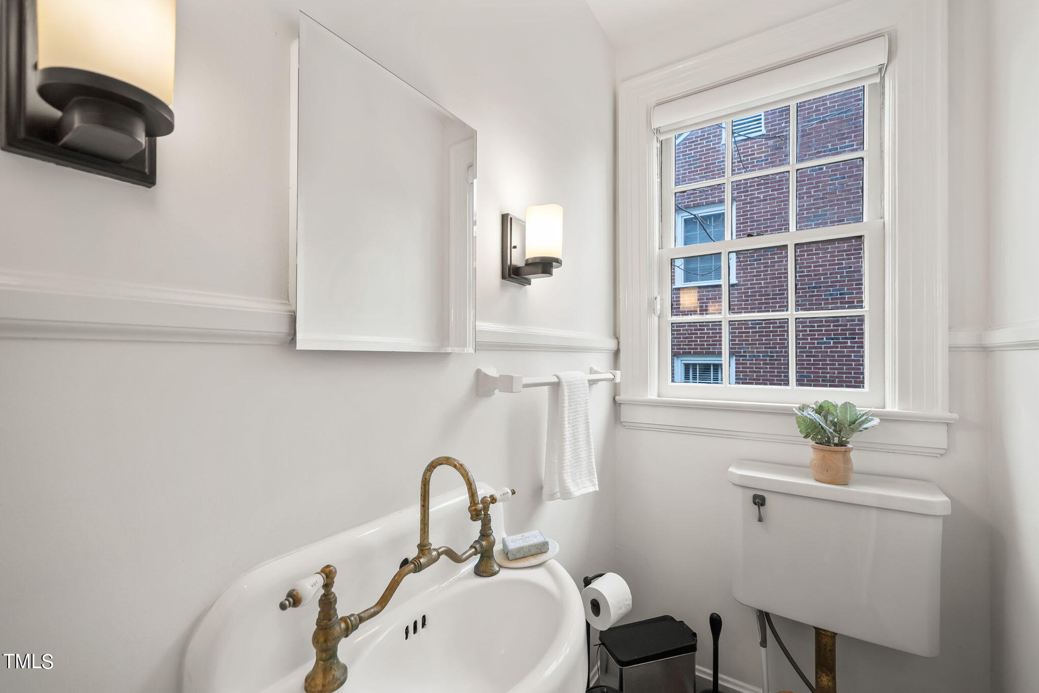 1017 W Markham Avenue