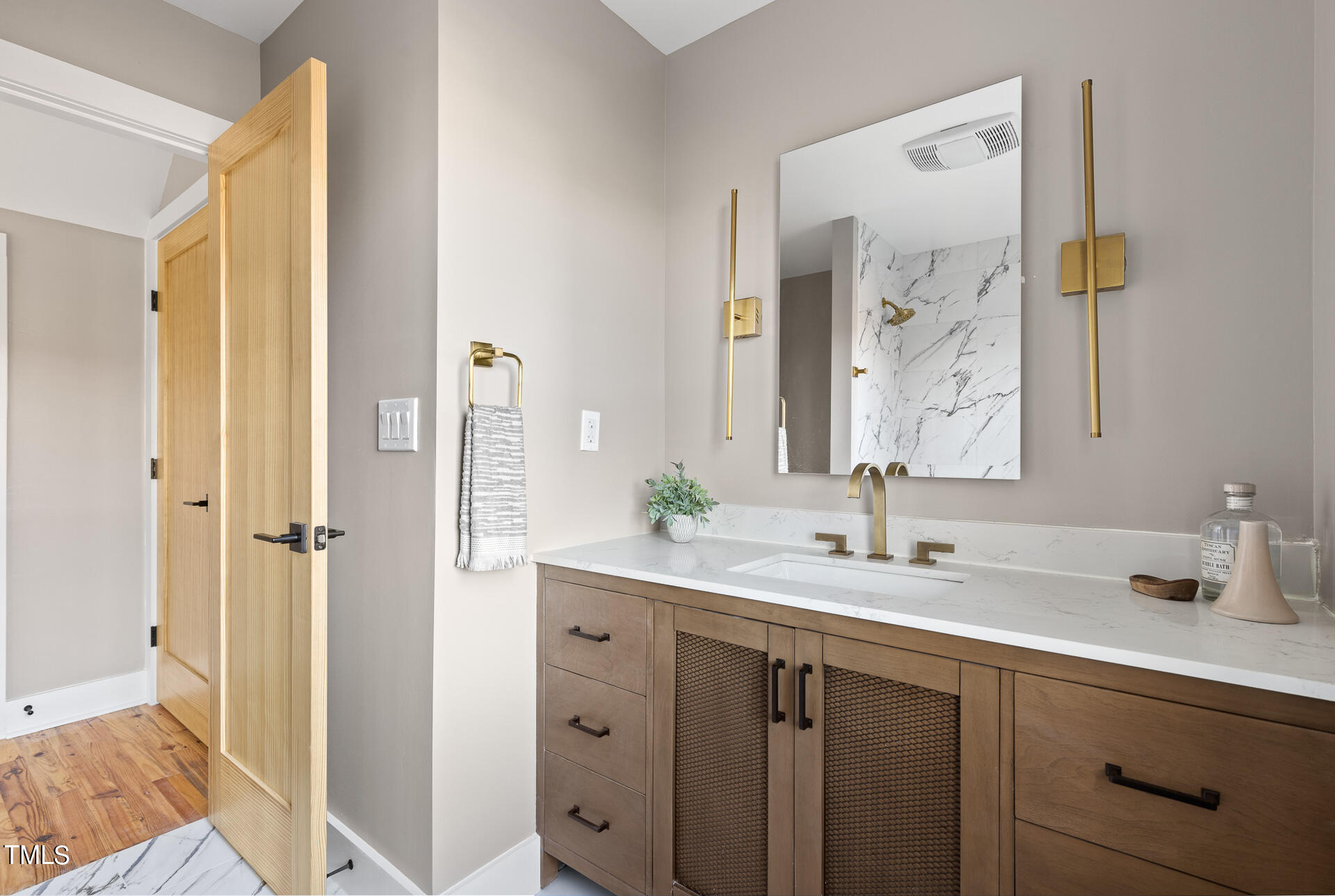 208b E Trinity Avenue