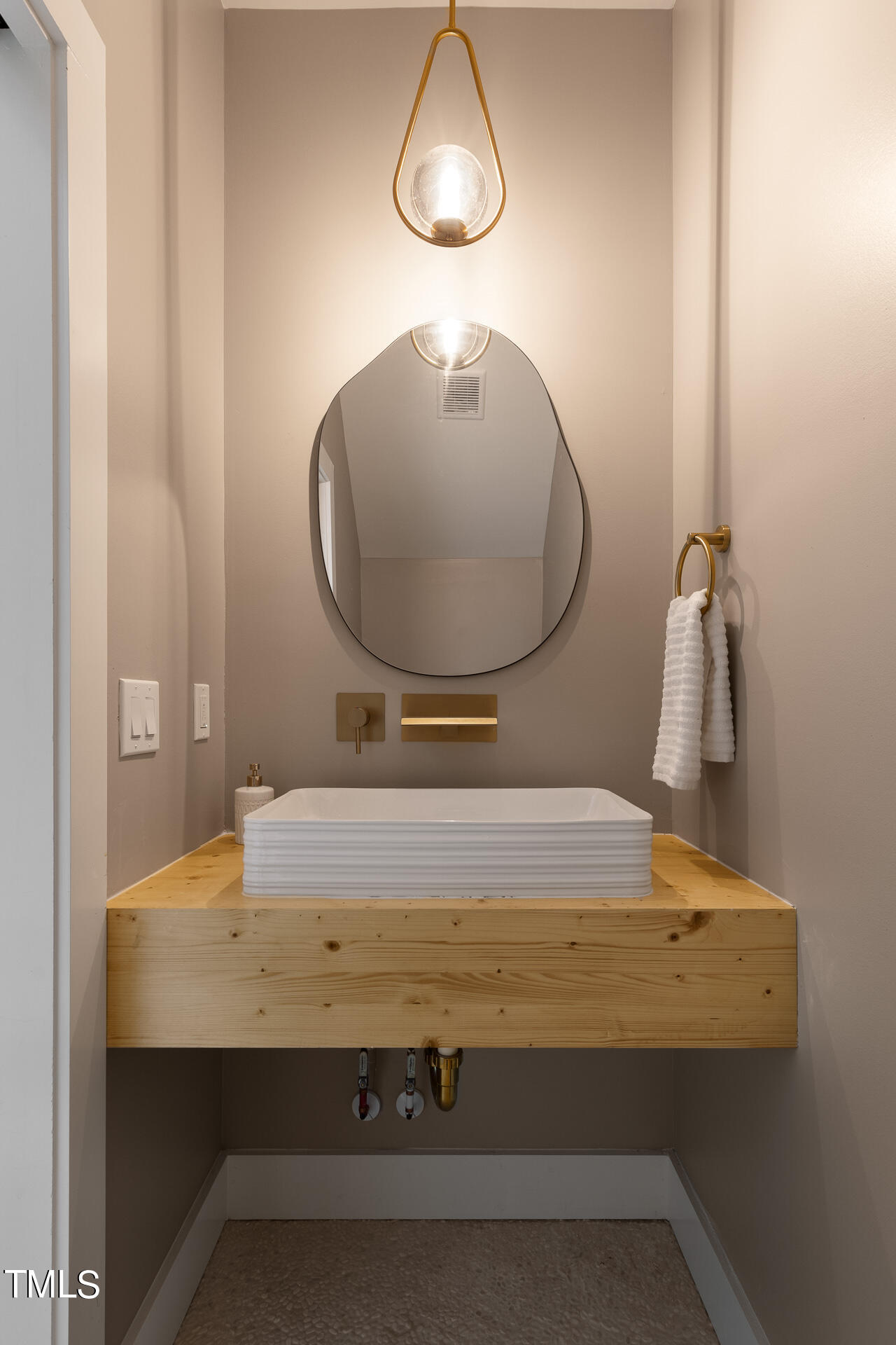 208b E Trinity Avenue