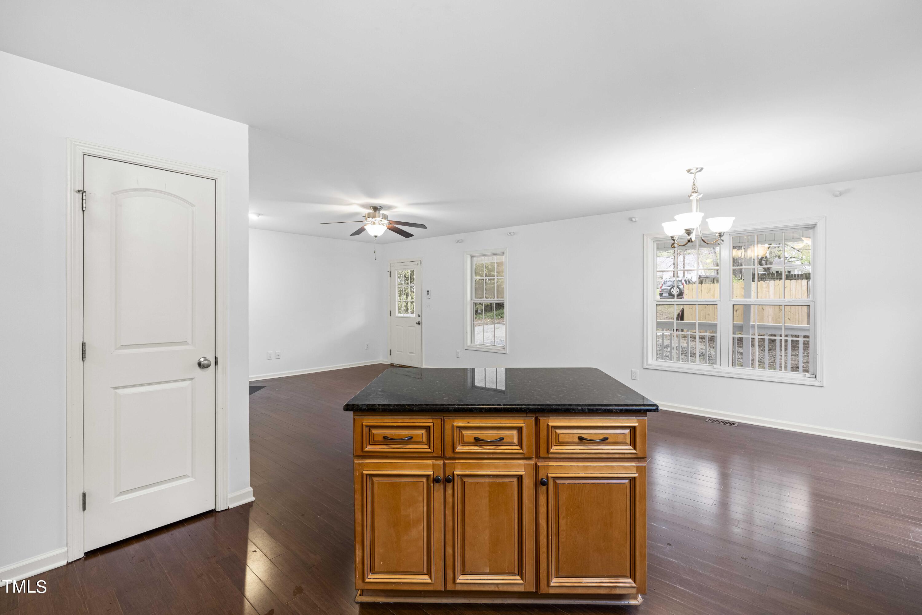 1103 W Murray Avenue